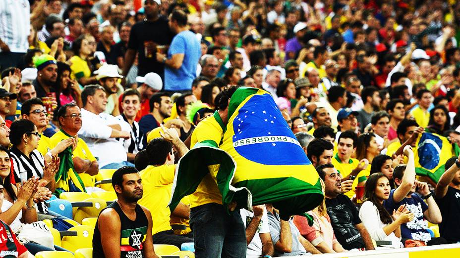 Manifestações da torcida brasileira no Estádio do Maracanã durante a partida entre Espanha e Taiti