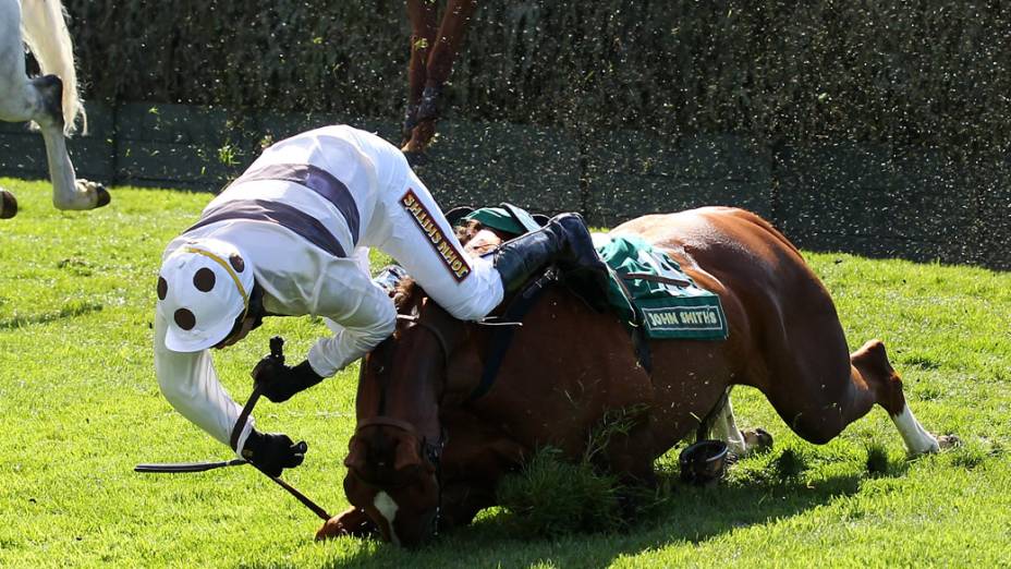 Competidor inglês M.Wall, cai de cavalo em competição tradicional na Inglaterra