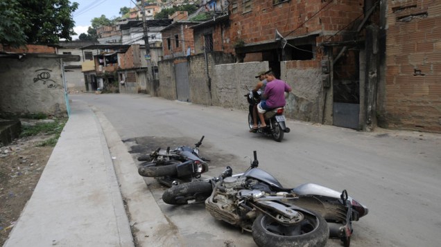 Moradores do Complexo do Alemão observam motos deixadas pelos traficantes após invasão militar