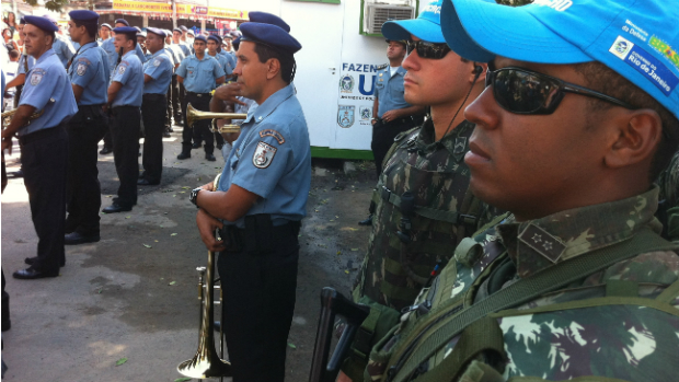 Policiais militares e homens do Exército lado a lado na inauguração das duas primeiras UPPs do Complexo do Alemão: meta é de criar oito unidades até o fim de junho