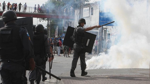 Complexo da Maré: policiais tentam conter manifestantes na Avenida Brasil