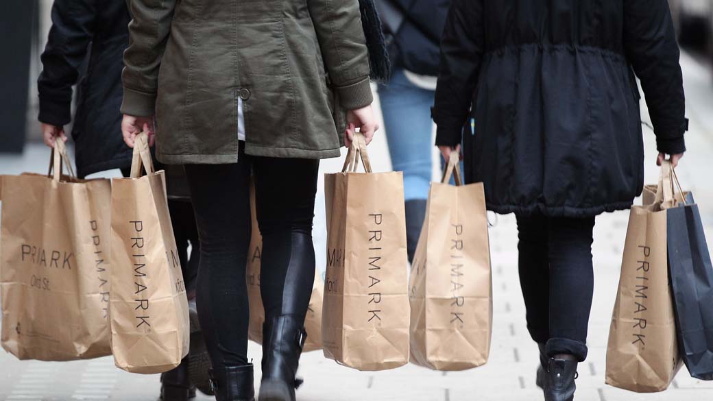 Mulheres carregam sacolas da Primark shoppin , em Londres