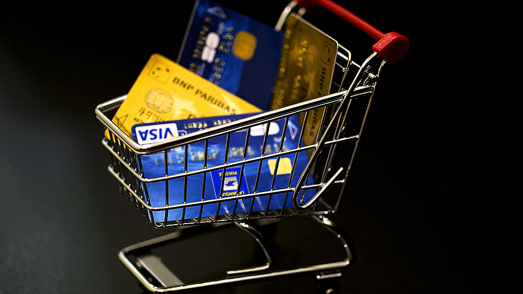 Carrinho de compras com cartões de crédito