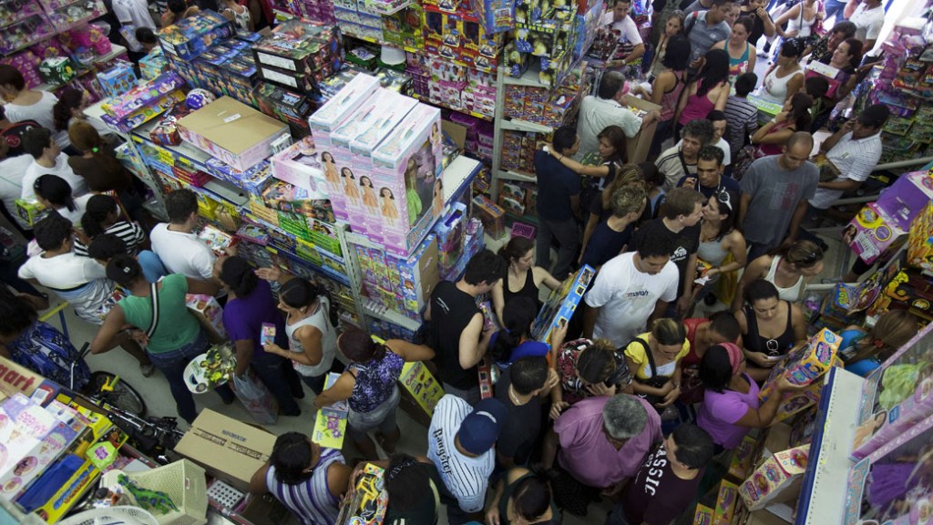 Consumidores lotam as lojas da Rua 25 de Março, em São Paulo, para as compras de Natal