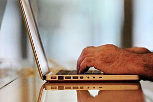 Cerca de 6.4 milhões de idosos britânicos com mais de 65 anos nunca acessaram a internet