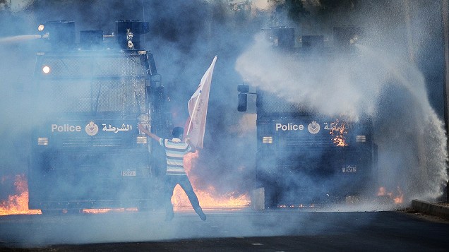 A polícia do Bahrein em conflito com Muçulmanos xiitas