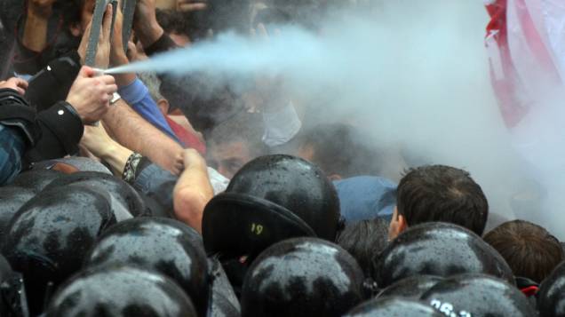 Polícia usa gás lacrimogêneo durante protesto em Kiev, capital da Ucrânia; o ato é contra a aprovação de um projeto de lei que amplia o uso da língua russa no país