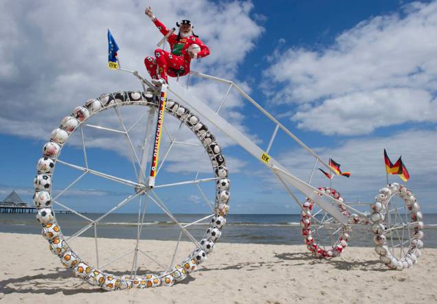 Inventor de 60 anos, cria bicicleta com 100 bolas de futebol em Heringsdorf, na Alemanha