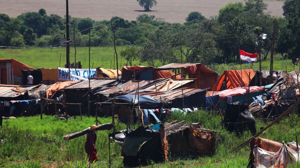Acampamento de sem-terra paraguaios, conhecidos com carperos, que ameaçam invadir terra de brasilerios. Ñacunday, 5 de fevereiro de 2012