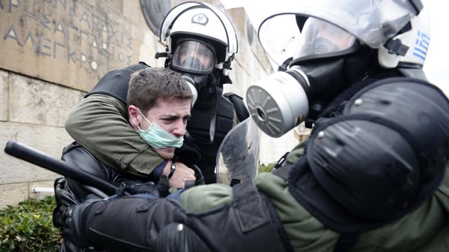 Confronto entre policiais e manifestante durante greve geral de 24 horas em Atenas, na Grécia