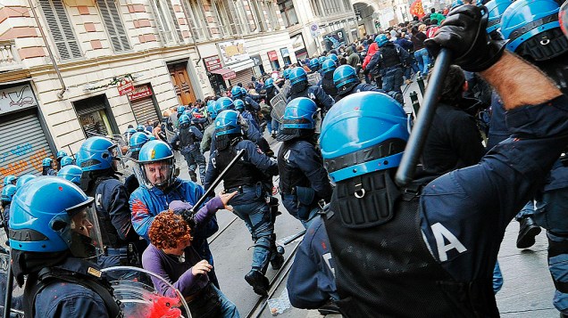 Tropa de choque entra em confronto com grupo de jovens que estavam atirando ovos e outros objetos contra a sede do Ministério da Educação durante manifestação em Milão, na Itália