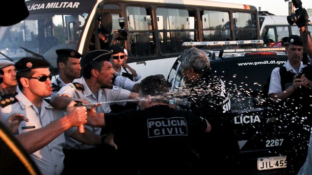 Policiais militares entram em confronto com policiais civis durante protesto de servidores públicos federais na esplanada dos ministerios