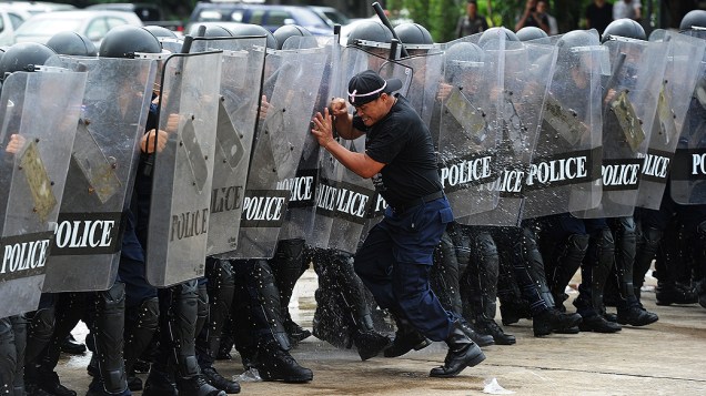 Policiais tailandeses participam de um exercício de controle de protestos na Divisão de Supressão de Crimes em Bangcoc