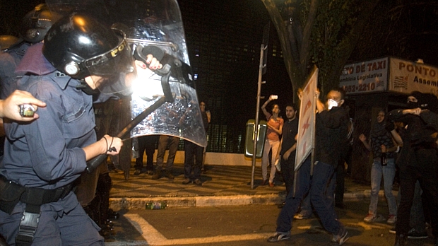 Policiais e manifestantes se enfrentam em frente à Assembleia Legislativa de São Paulo