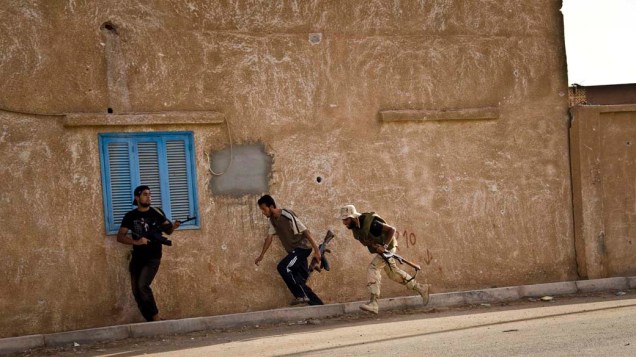Rebeldes durante troca de tiros em Sebha, Líbia