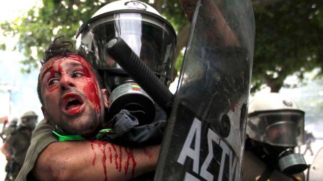 Em Atenas, manifestante é preso durante os violentos protestos contra as medidas de austeridade do governo grego