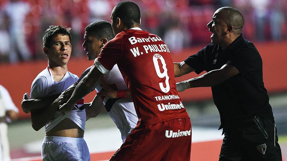   O lateral esquerdo Fabrício do Internacional gerou confusão e foi expulso durante partida contra o São Paulo, no estádio do Morumbi, em jogo antecipado da 35ª rodada do Brasileirão 2014