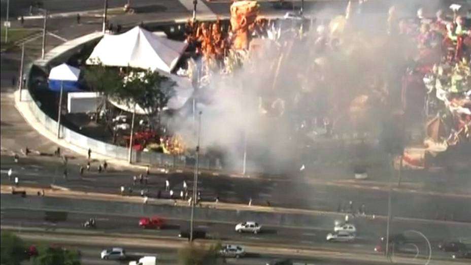 Incêndio nos carros alegóricos no Anhembi Incêndio nos carros alegóricos no Anhembi