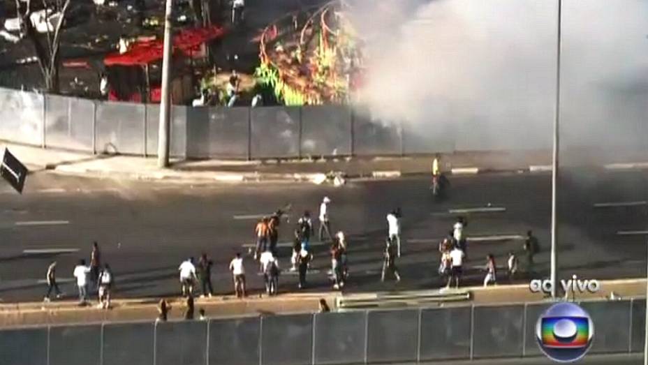 Incêndio nos carros alegóricos no Anhembi Incêndio nos carros alegóricos no Anhembi