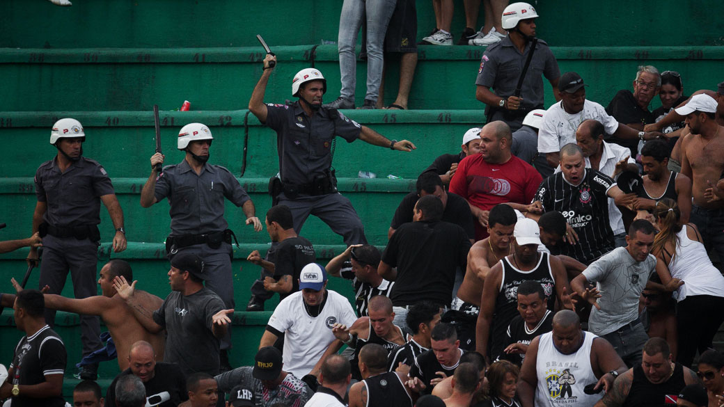 Polícia Militar tenta conter confusão generalizada da torcida alvi-negra nas arquibancadas do Pacaembu durante o clássico entre Corinthians e Palmeiras