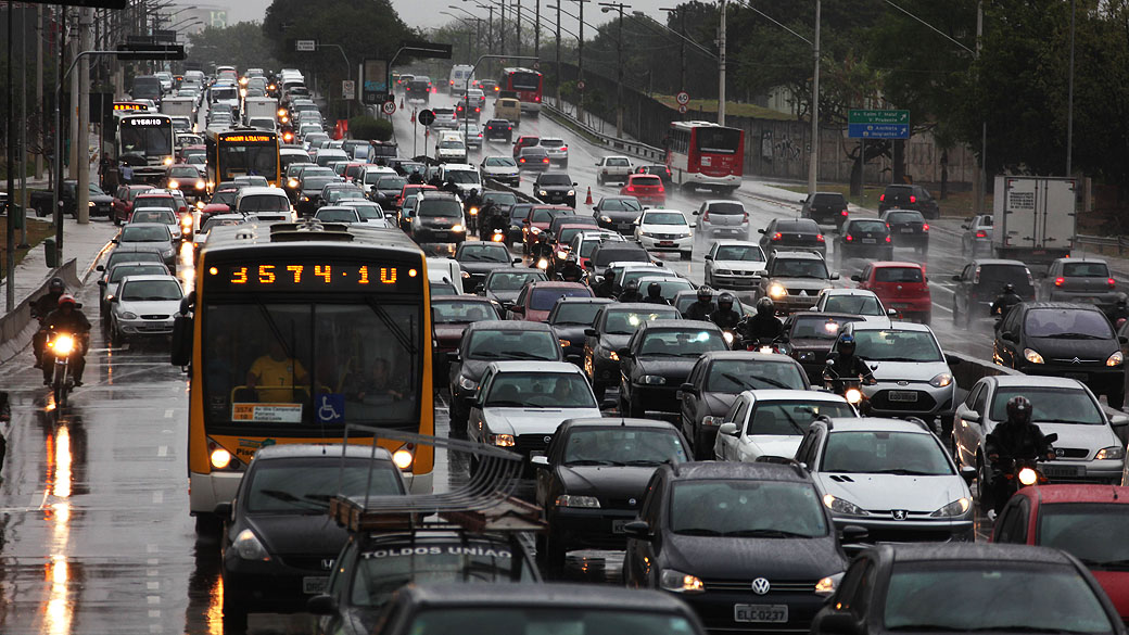 Cidade de São Paulo tem alto índice de congestionamento nesta quinta-feira, saída para o feriado prolongado