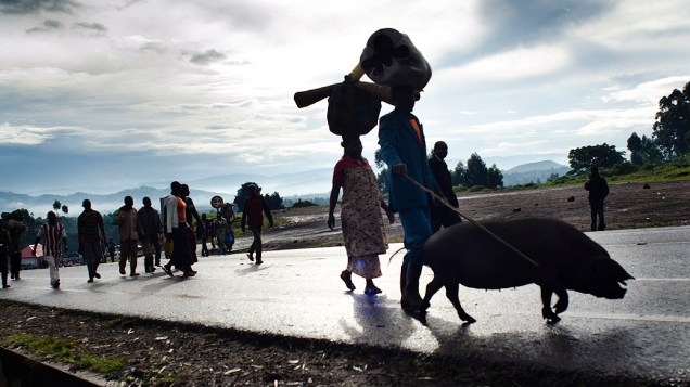 Congoleses atravessam a fronteira de Uganda com o Congo; para não serem registrados como refugiados, congoleses voltam ao país de origem