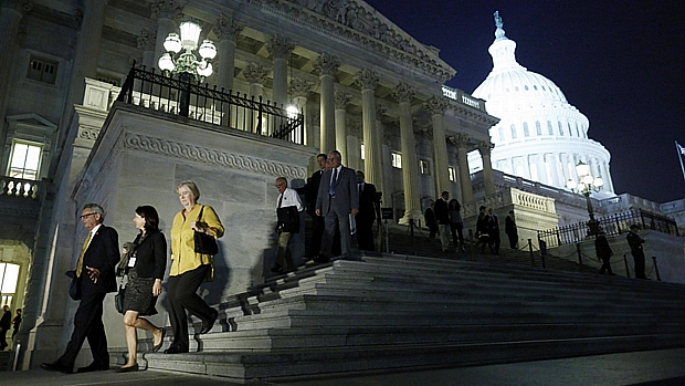 Membros da Câmara dos Representantes do EUA deixam o Congresso após aprovação da lei que evita calote e acaba com a paralisação parcial do governo
