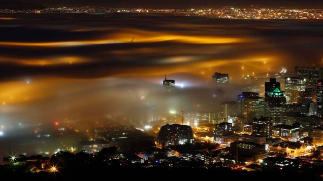 Neblina iluminada pelas luzes do porto sobre a Cidade do Cabo, África do Sul