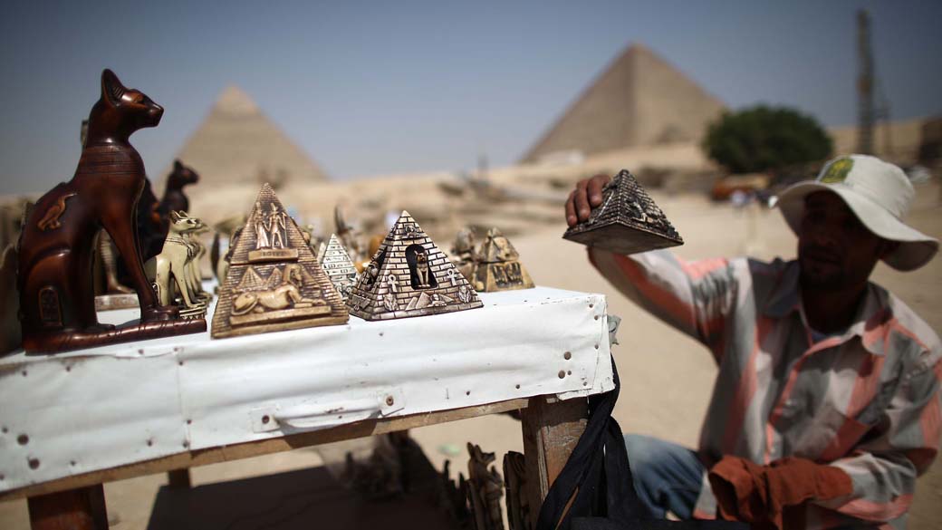 Vendedor de rua próximo às pirâmides no Cairo, Egito