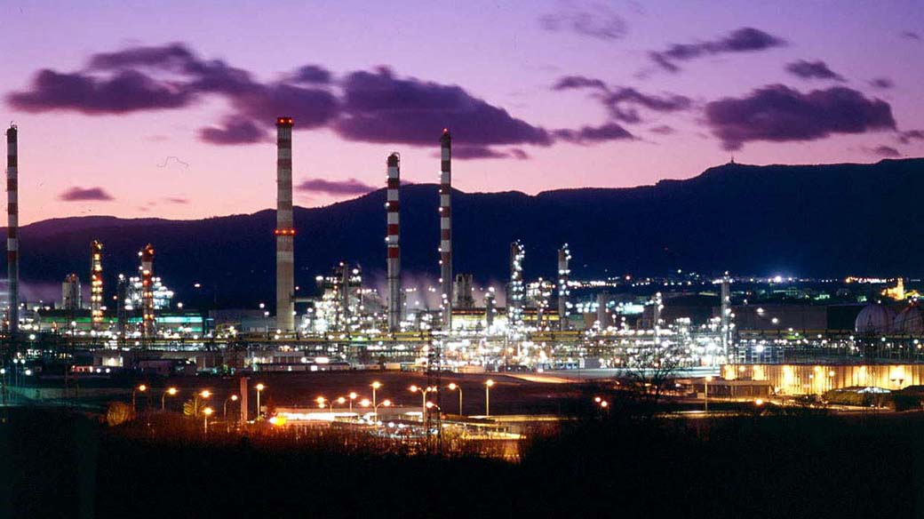 Refinaria de petróleo da Repsol YPF na Espanha
