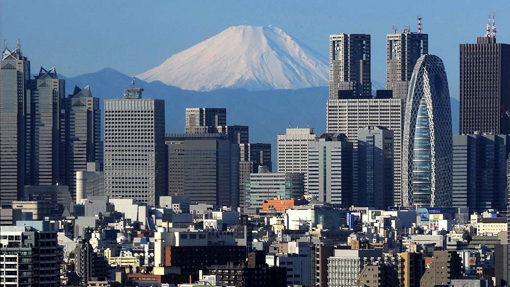 Monte Fuji como plano de fundo para a área de Shinjuku em Tóquio, Japão