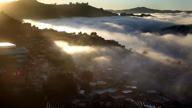 Neblina sobre bairro de Caracas, Venezuela