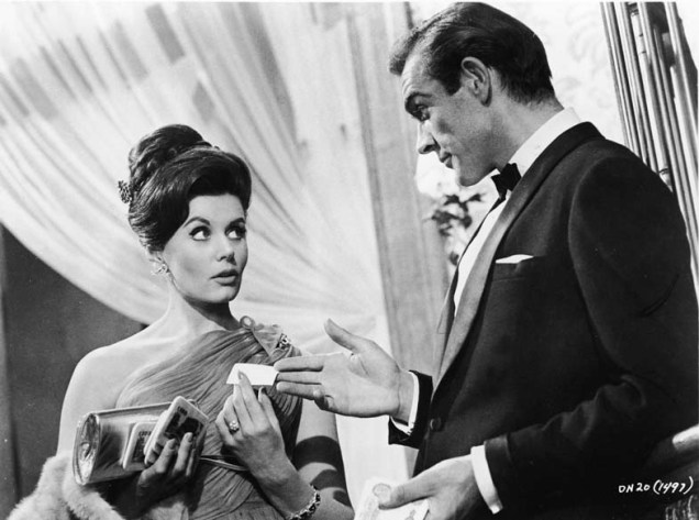 Contracenando com Eunice Gayson no filme 007 Contra o Satânico Dr. No, em 1962 - MGM Studios/Courtesy of Getty Images
