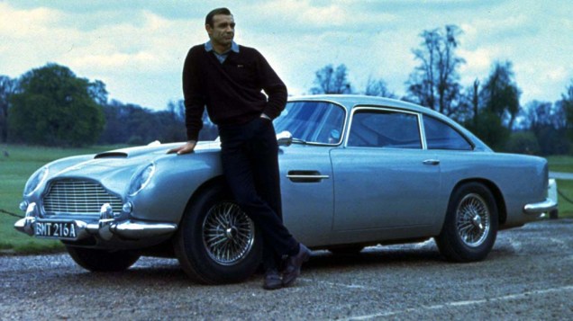 Connery posa ao lado do automóvel Aston Martin DB5, usado em 007 Contra Goldfinger - MGM/UA Entertainment/The New York Times