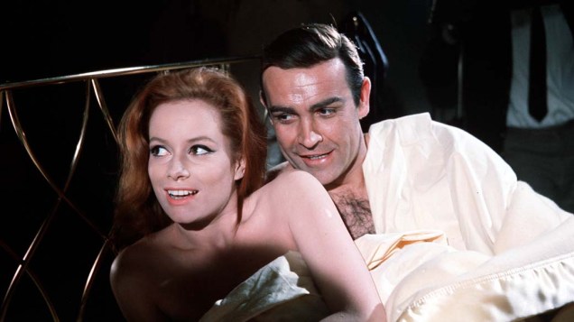 Patricia Fearing, interpretada por Molly Peters, massageia o agente secreto em 007 Contra a Chantagem Atômica, de 1965