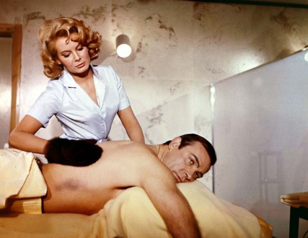 Connery e Karin Dor atuam em Com 007 só se Vive Duas Vezes, de 1967