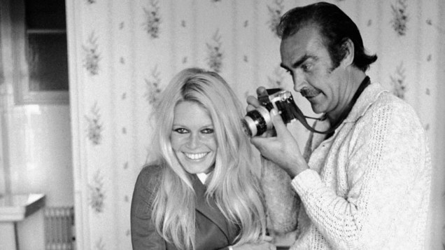Sean Connery tira fotos de Brigitte Bardot durante as filmagens de Shalako, dirigido por Edward Dmytryk em 1968