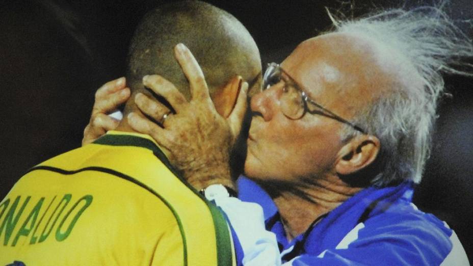 Zagallo onsolando Ronaldo após a derrota para a França na final da Copa de 1998