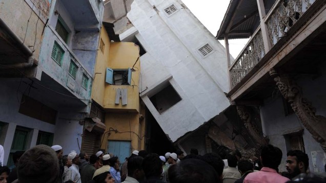 Prédio que desabou na cidade de Ahmedabad, Índia. O incidente matou cerca de 5 pessoas