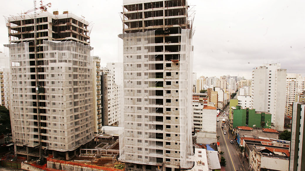 Torres em construção na altura do numero 800 da Rua Augusta, região denominada de Baixo Augusta.