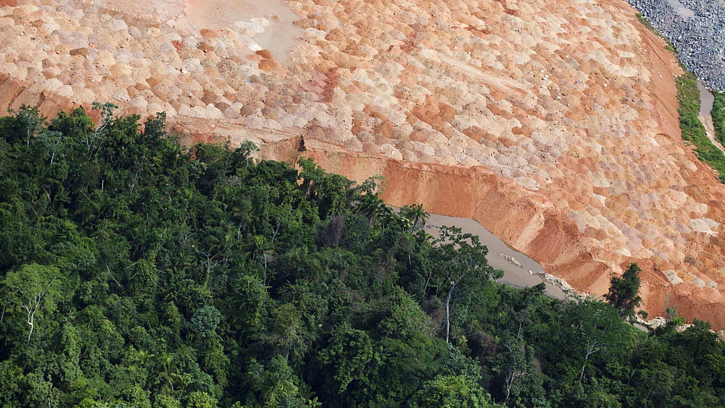 Visão aérea da construção da usina de Belo Monte, próximo a Altamira no Pará