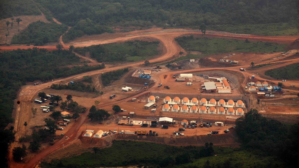 Vista aérea do canteiro de obras da usina hidrelétrica de Belo Monte em Altamira, Pará