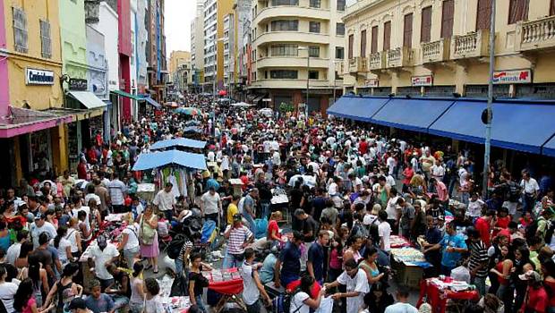 Consumidores movimentam comércio da Rua 25 de março, região central da cidade de São Paulo