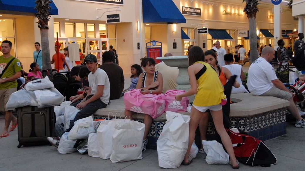 Brasileiros com sacolas de compras em Orlando, nos Estados Unidos