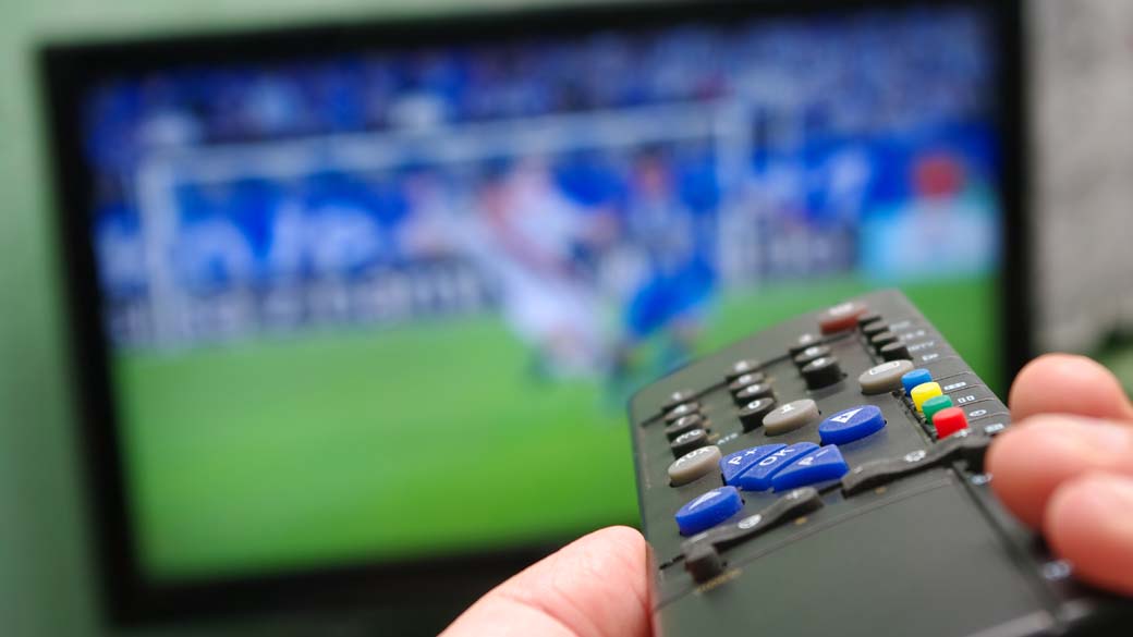 Controle remoto, televisão e futebol