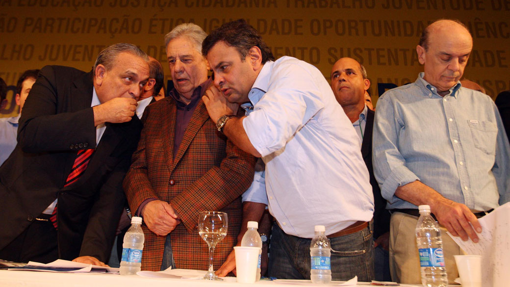 O Presidente do PSDB Sérgio Guerra, Fernando Henrique Cardoso, Aécio Neves e José Serra durante a 10ª Convenção Nacional do partido, em Brasília