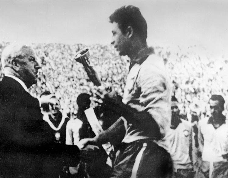 O capitão da seleção de 1962, Mauro, recebe no Chile a taça da Copa do Mundo das mãos do presidente da FIFA, Stanley Rous