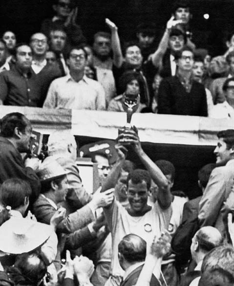 Em 1970, o Brasil conquistou a Copa do Mundo no México. Na foto, o capitão Carlos Alberto ergue a taça Jules Rimet