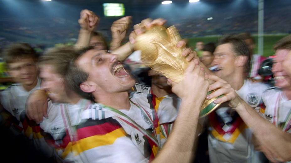 Em 1990, na Itália, os alemães foram os campeões da Copa do Mundo. Na foto, o jogador Jürgen Kohler