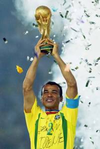No Japão em 2002, os brasileros venceram a Copa do Mundo. Na foto, o jogador Cafu